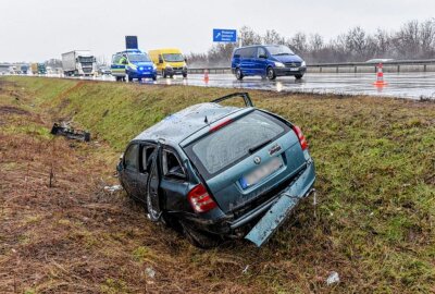 Unfall auf regennasser Autobahn - Fahrer schwer verletzt - Das Fahrzeug überschlug sich mehrmals. Foto: LausitzNews