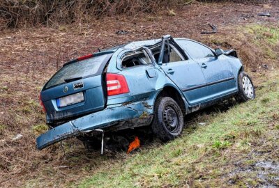 Unfall auf regennasser Autobahn - Fahrer schwer verletzt - Das Fahrzeug überschlug sich mehrmals. Foto: LausitzNews