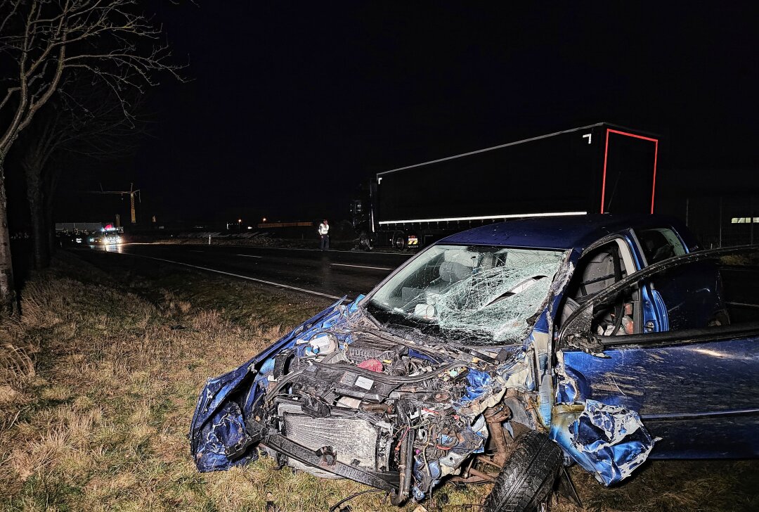 Unfall auf S299 im Vogtland: Stark alkoholisierter Fahrer verursacht Crash mit LKW - Betrunkener Autofahrer verursacht Unfall mit 35.000 Euro Schaden. Foto: Mike Müller