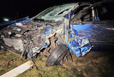 Unfall auf S299 im Vogtland: Stark alkoholisierter Fahrer verursacht Crash mit LKW - Betrunkener verursacht Unfall mit 35.000 Euro Schaden. Foto: Mike Müller