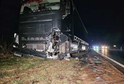 Unfall auf S299 im Vogtland: Stark alkoholisierter Fahrer verursacht Crash mit LKW - VW kollidiert mit Sattelzug. Foto: Mike Müller