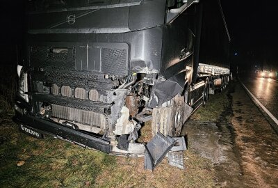 Unfall auf S299 im Vogtland: Stark alkoholisierter Fahrer verursacht Crash mit LKW - VW kollidiert mit Sattelzug. Foto: Mike Müller