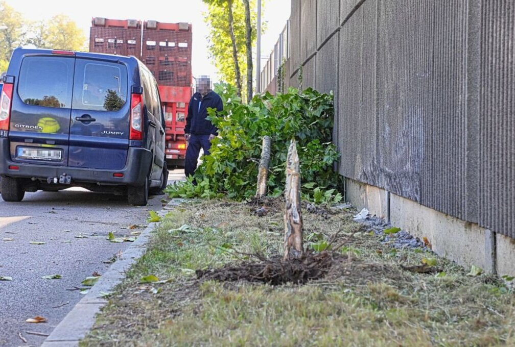 Unfall auf Zschopauer Straße: Transporter kracht gegen zwei Bäume - Unfall auf B174. Foto:Jan Härtel