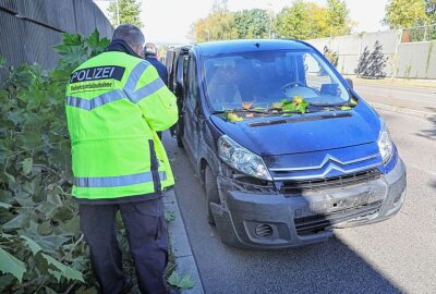 Unfall auf Zschopauer Straße: Transporter kracht gegen zwei Bäume - Unfall auf B174. Foto:Jan Härtel