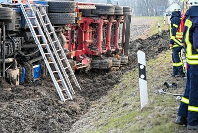 Unfall bei Ebersbach: LKW kippt um und verliert Getreideladung - Der Fahrer wurde eingeklemmt und musste durch die Feuerwehr befreit werden. Foto: LausitzNews.de/ Philipp Grohmann