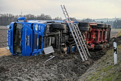 Unfall bei Ebersbach: LKW kippt um und verliert Getreideladung - Der Fahrer kam ins Krankenhaus. Foto: LausitzNews.de/ Philipp Grohmann