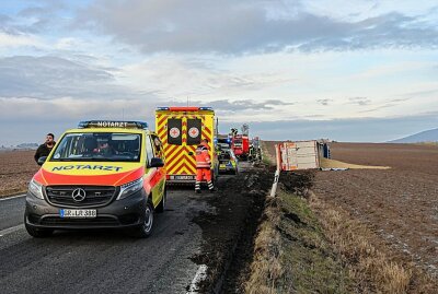 Unfall bei Ebersbach: LKW kippt um und verliert Getreideladung - Die Staatsstraße ist aktuell voll gesperrt. Foto: LausitzNews.de/ Philipp Grohmann