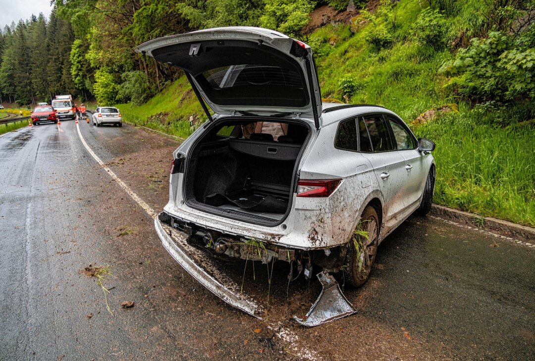 Unfall bei Erlabrunn: E-Auto verursacht aufwendige Bergung - Am Freitagabend ist es zu einem Unfall mit einem Elektroauto gekommen. Foto: Niko Mutschmann