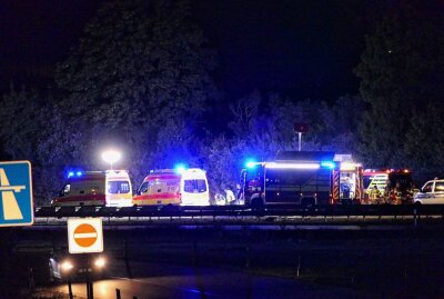 Unfall bei Grimma: Aus unbekannten Gründen gegen die Leitplanke geknallt - Auf der A14 kam es Mittwochabend zu einem Unfall. Foto: Sören Müller
