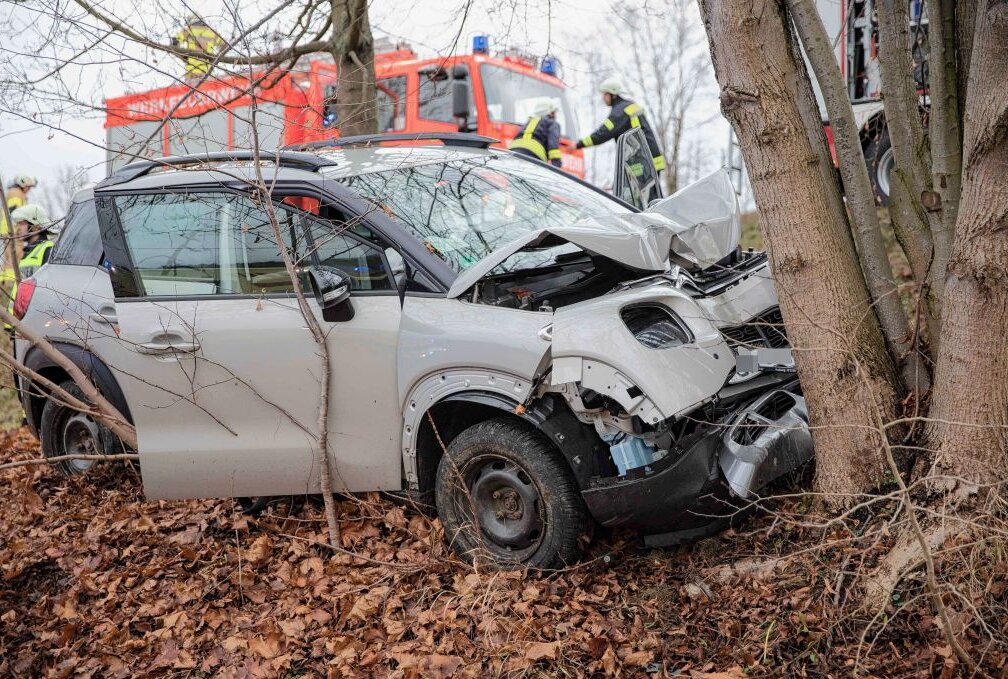Unfall bei Weißenborn: PKW kollidiert frontal mit Baum - PKW kollidiert frontal mit Baum in Weißenborn. Foto: Marcel Schlenkrich