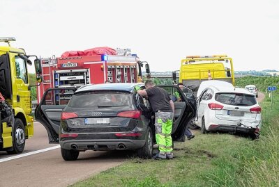 Unfall dreier Fahrzeuge auf A72 - Unfallursache noch ungeklärt - Am Samstag ereignete sich gegen 13 Uhr auf der A72 Fahrtrichtung Leipzig, zwischen Niederfrohna und Penig, ein Verkehrsunfall zwischen drei Fahrzeugen. Foto: Harry Härtel