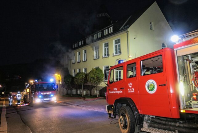 Bei einem Unfall im Chemieraum an der Schule in Zschorlau entstand ein Brand, der von den Feuerwehren aus Zschorlau, Albernau und Burkhardtsgrün gelöscht werden musste. Foto: Niko Mutschmann