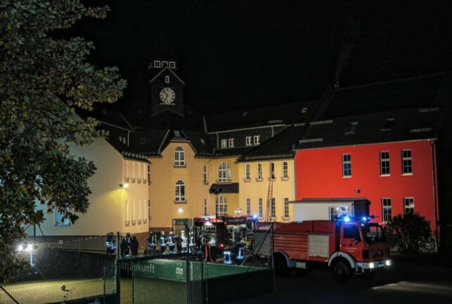 Bei einem Unfall im Chemieraum an der Schule in Zschorlau entstand ein Brand, der von den Feuerwehren aus Zschorlau, Albernau und Burkhardtsgrün gelöscht werden musste. Foto: Niko Mutschmann