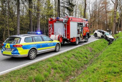 Unfall im Erzgebirge: Fahrer wird durch Aufprall gegen Baum verletzt - Bei einem Unfall prallte ein PKW gegen einen Baum. Foto: Niko Mutschmann