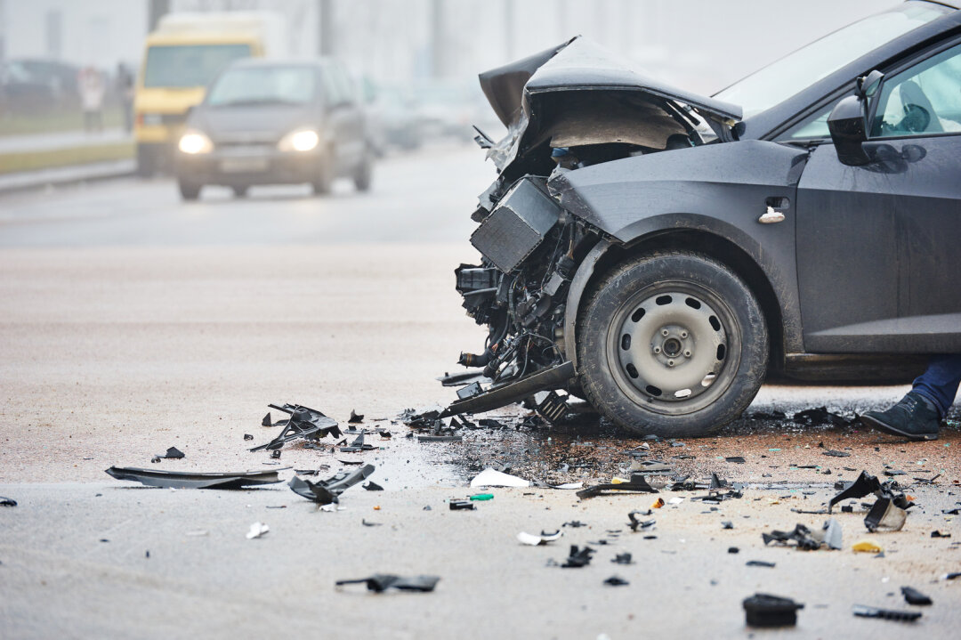 Unfall im Straßenverkehr - Nicht bei jedem Unfall gibt es Verletzte. Immer muss jedoch richtiges Verhalten weitere Schäden nach Möglichkeit verhindern. Bild: stock.adobe.com © Kadmy