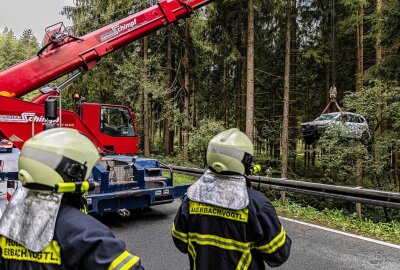 Unfall im Trinkwasserschutzgebiet bei Auerbach - Schwerer Unfall in bei Auerbach. Foto: David Rötzschke