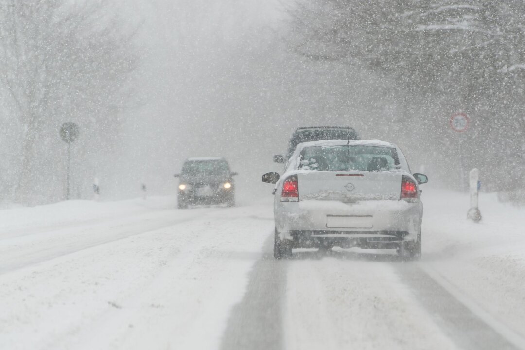 Unfall im Winter: Was Autofahrer jetzt tun müssen - Wenn der Vordermann plötzlich bremst, kommt es auf winterlichen Straßen häufiger zu Unfällen.