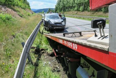 Unfall in Aue-Bad Schlema: PKW-Fahrer kollidiert mit Leitplanken - Ein PKW-Fahrer kollidierte heute in Aue-Bad Schlema mit zwei Leitplanken. Foto: Niko Mutschmann
