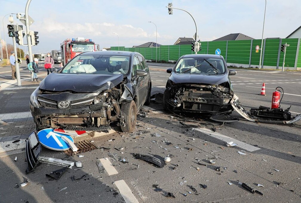 Unfall in Bannewitz: Mehrere Verletzte - Am Freitag kam es gegen 12.30 Uhr in Bannewitz zu einem Verkehrsunfall. Foto: Roland Halkasch
