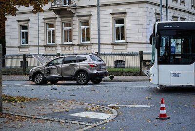 Unfall in Bautzen: PKW kollidiert beim Abbiegen mit Bus - In Bautzen kollidierte ein PKW mit einem Bus. Foto: Lausitznews.de/ Jens Kaczmarek
