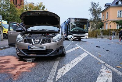Unfall in Bautzen: PKW kollidiert beim Abbiegen mit Bus - In Bautzen kollidierte ein PKW mit einem Bus. Foto: Lausitznews.de/ Jens Kaczmarek