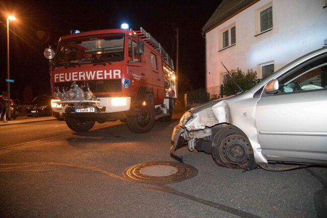 Unfall in Brand-Erbisdorf: PKW kommt an Strommast zum Stehen - Bei der Kollision zwischen einem PKW und einem Transporter wurde eine Person verletzt. 