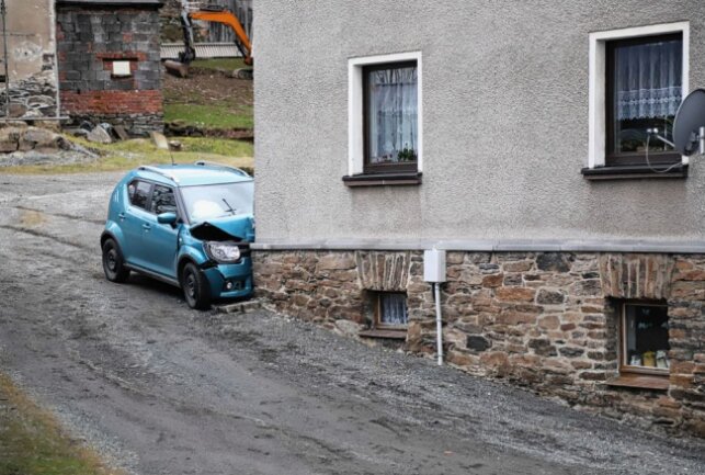Unfall in Breitenbrunn: Frau fährt gegen Hauswand - In Breitenbrunn ist eine Frau gegen eine Hauswand gefahren. Foto: Niko Mutschmann
