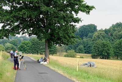 Unfall in Burgstädt: Frontalcrash mit Baum endet tödlich - Tödlicher Unfall auf der Chursdorfer Strasse, zwischen Burgstädt und Chursdorf. Foto: Harry Härtel