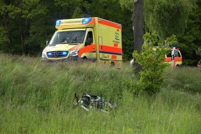 Unfall in Coswig: Motorrad und PKW zusammengestoßen - Am Dienstagabend kam es gegen 17.30 Uhr auf der Spitzgrundstraße, am Forsthaus Kreyern zu einem Verkehrsunfall. Foto: Roland Halkasch