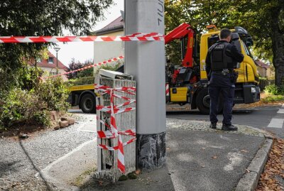 Unfall in Dresden: Eine Person verletzt - 84-Jährige verunfallt in Dresden. Ihr Auto kippt auf die Seite. Foto: Roland Halkasch