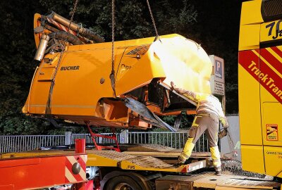 Unfall in Dresden: Kehrmaschine bleibt an Brücke hängen - Kehrmaschine bleibt in Dresden an Brücke hängen. Foto: Roland Halkasch