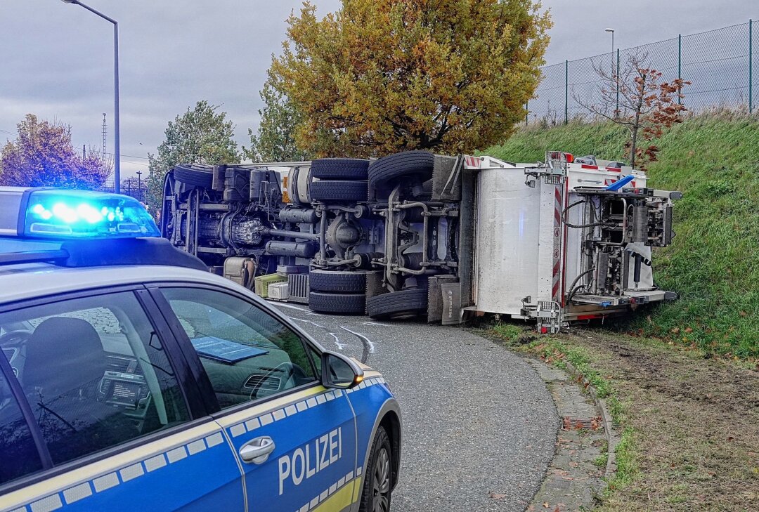 Unfall in Dresden: LKW kippt auf die Seite um - Müllauto kippt im Kreisverkehr um. Foto: Roland Halkasch