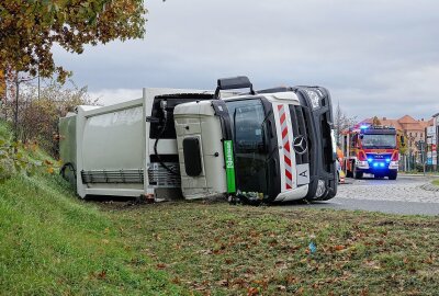 Unfall in Dresden: LKW kippt auf die Seite um - Müllauto kippt im Kreisverkehr um. Foto: Roland Halkasch