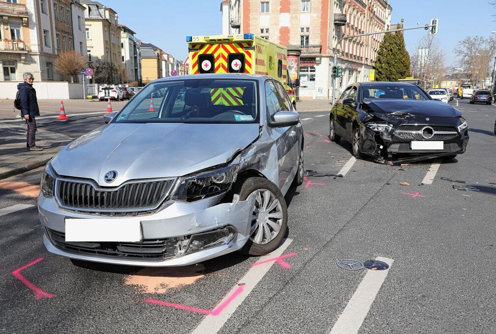 Unfall in Dresden-Löbtau: Blutentnahme durch Polizei angeordnet - Auf der Kreuzung Tharandter Straße/Mohorner Straße in Dresden OT Löbtau kam es in der Mittagszeit zu einem Verkehrsunfall. Foto: Roland Halkasch