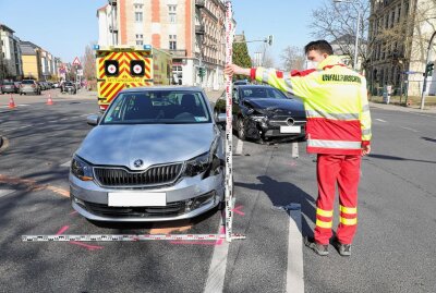 Unfall in Dresden-Löbtau: Blutentnahme durch Polizei angeordnet - Der Rettungsdienst wurde alarmiert und wurde zum Unfallort gerufen. Foto: Roland Halkasch