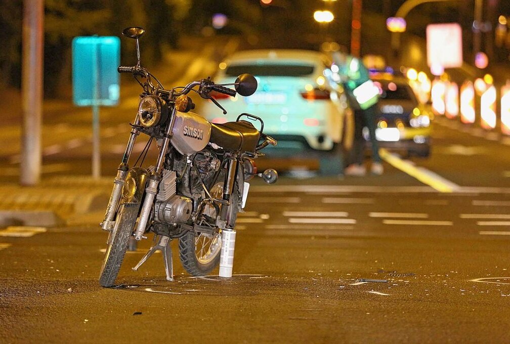 Unfall in Dresden: Mopedfahrer lebensbedrohlich verletzt - In Dresden kam es am späten Freitagabend zu einem Unfall zwischen einem Moped und einem PKW. Foto: Roland Halkasch