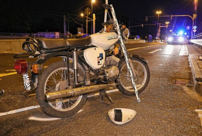 Unfall in Dresden: Mopedfahrer lebensbedrohlich verletzt - In Dresden kam es  am späten Freitagabend zu einem Unfall zwischen einem Moped und einem PKW. Foto: Roland Halkasch