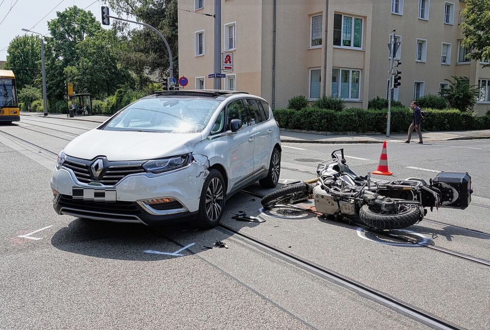 Unfall in Dresden: Motorradfahrer verletzt - Am Samstagmittag kam es auf der Leipziger Straße zu einem Verkehrsunfall zwischen einem PKW und einem Motorrad. Foto: Roland Halkasch