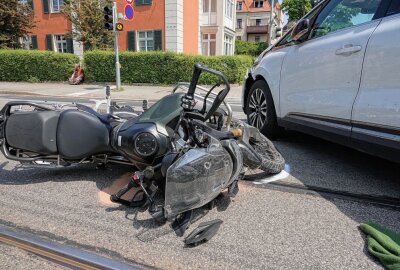 Unfall in Dresden: Motorradfahrer verletzt - Am Samstagmittag kam es auf der Leipziger Straße zu einem Verkehrsunfall zwischen einem PKW und einem Motorrad. Foto: Roland Halkasch