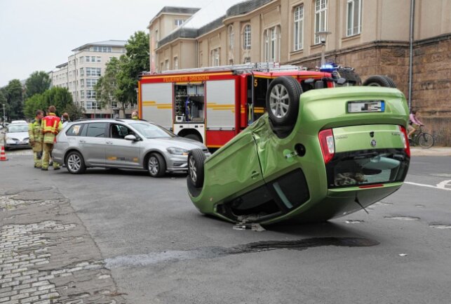 Unfall in Dresden: PKW überschlug sich - Am Mittwoch kam es in Dresden zu einem Unfall, wobei sich ein PKW überschlug. Foto: Roland Halkasch