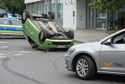 Unfall in Dresden: PKW überschlug sich - Am Mittwoch kam es in Dresden zu einem Unfall, wobei sich ein PKW überschlug. Foto: Roland Halkasch