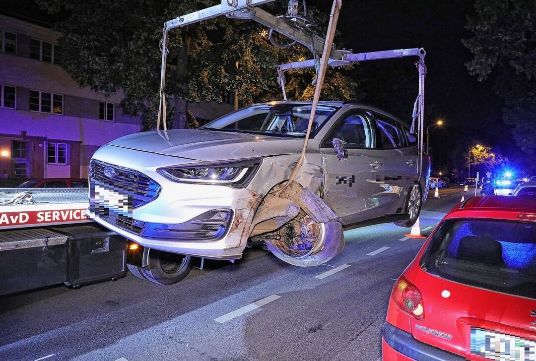 Unfall in Dresden: Sechs Fahrzeuge nach Kollision beschädigt - Am Sonntag kam es gegen 3.25 Uhr auf der Winterbergstraße zu einem Verkehrsunfall. Foto: Roland Halkasch