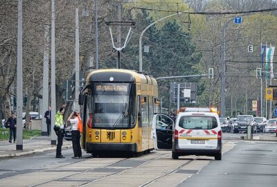 Unfall in Dresden: Straße gesperrt und Bahnlinie unterbrochen - Es kam zu einem Kreuzungscrash in Dresden. (Foto: Roland Halkasch)