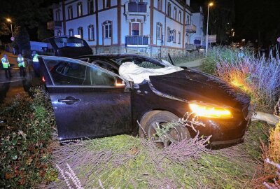 Unfall in Freital: Fahrerin verliert die Kontrolle über Wagen - Fahrzeug gerät auf Kreisel. Foto: Roland Halkasch 