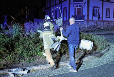 Unfall in Freital: Fahrerin verliert die Kontrolle über Wagen - Ein Lichtmast wurde bei dem Unfall zerstört. Foto: Roland Halkasch 
