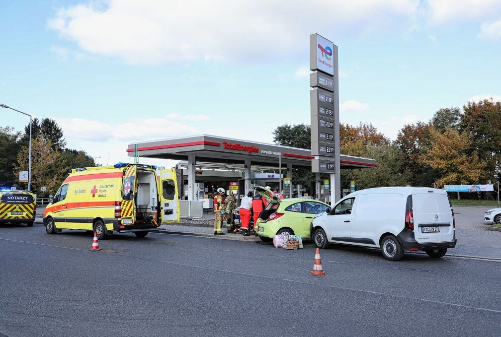 Unfall in Freital: Seniorin wird verletzt ins Krankenhaus gebracht - Heute kam es in Feital an einer Tankstelle zu einem Unfall. Foto: Roland Halkasch