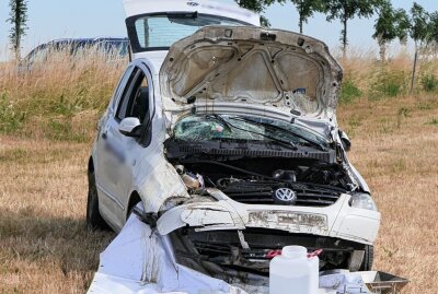 Unfall in Grimma: Fahrzeug überschlägt sich - Aus bislang noch unbekannter Ursache kameine Frau mit ihrem Fahrzeugvon der Fahrbahn ab und überschlug sich. Foto: Sören Müller
