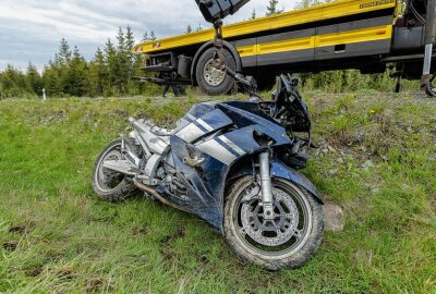 Unfall in Grünbach: Motorradfahrer schwer verletzt - Auf der S304 zwischen Muldenberg und Grünbach ereignete sich ein schwerer Motorradunfall. Foto: David Rötzschke