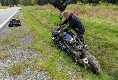 Unfall in Grünbach: Motorradfahrer schwer verletzt - Auf der S304 zwischen Muldenberg und Grünbach ereignete sich ein schwerer Motorradunfall. Foto: David Rötzschke