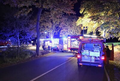 Unfall in Grünhain: Rettungskräfte müssen schwer verletzten Fahrer befreien - Am Montagabend kam es auf der S 270 zwischen Beierfeld und Grünhain zu einem Verkehrsunfall bei dem zwei Personen verletzt wurden. Foto: Niko Mutschmann